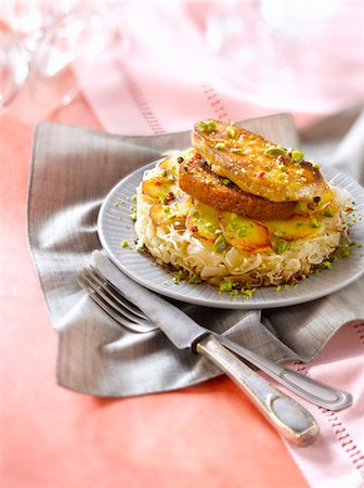 Pan-fried foie gras on a bed of cinnamon-flavored sauerkraut,apples and gingerbread Photographie de stock - Premium Libres de Droits, Code: 652-07656341