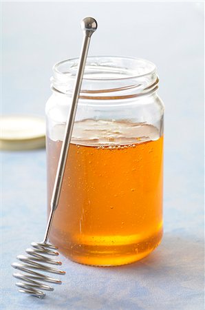 Pot of honey and honey spoon Stock Photo - Premium Royalty-Free, Code: 652-07656352