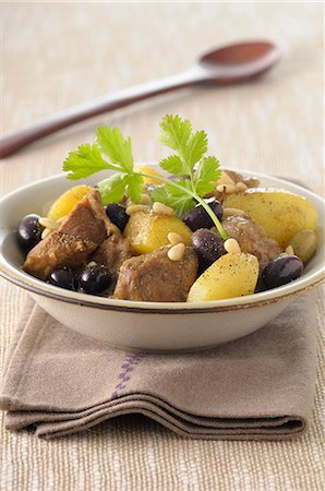 simsearch:652-07656290,k - Lamb and black and green olive Tajine Foto de stock - Sin royalties Premium, Código: 652-07656367