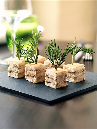 simsearch:825-07077700,k - Mini tuna club sandwiches Foto de stock - Sin royalties Premium, Código: 652-07656387