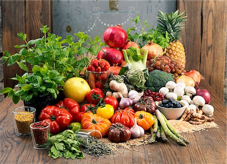 Composition with vegetables,herbs grains and fruit Photographie de stock - Premium Libres de Droits, Code: 652-07656388