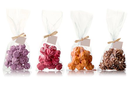 plastiktüte - Four bags of different flavored meringues Stockbilder - Premium RF Lizenzfrei, Bildnummer: 652-07656382