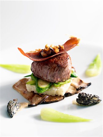 elegant food - Veal Grenadin with lentils Photographie de stock - Premium Libres de Droits, Code: 652-07656396