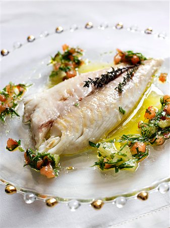 simsearch:652-03802989,k - Sea bream with lemon,herbs and tomatoes Photographie de stock - Premium Libres de Droits, Code: 652-07656404