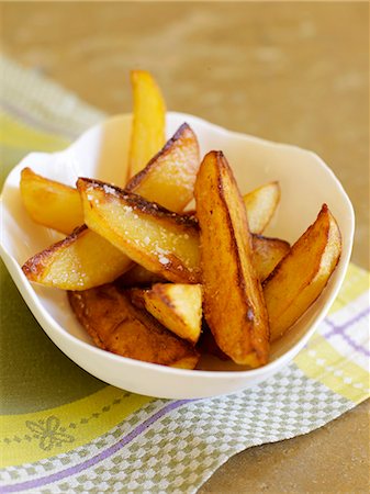 papas fritas - Fried potatoes with coarse salt Foto de stock - Sin royalties Premium, Código: 652-07656408