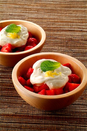 simsearch:652-05807506,k - Gariguette strawberries with mascarpone cream Photographie de stock - Premium Libres de Droits, Code: 652-07656416