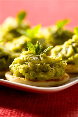 simsearch:652-06818786,k - Blinis topped with minty cilantro zucchini puree Foto de stock - Sin royalties Premium, Código: 652-07656411