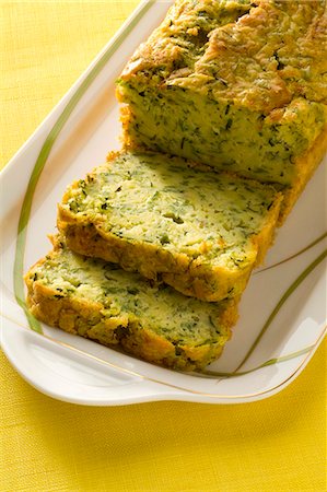 simsearch:825-07649335,k - Zucchini and herb savoury loaf cake Photographie de stock - Premium Libres de Droits, Code: 652-07656413