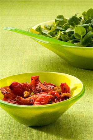 simsearch:652-05808647,k - Dried tomato salad with croutons Foto de stock - Sin royalties Premium, Código: 652-07656427