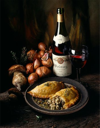 french food and wine - mushrooms and shallots in puff pastry with Volnay red wine Stock Photo - Premium Royalty-Free, Code: 652-01666698