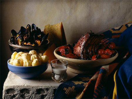 simsearch:652-01667532,k - Roast pork with tomatoes,mussels and potatoes with gouda Foto de stock - Royalty Free Premium, Número: 652-01666691