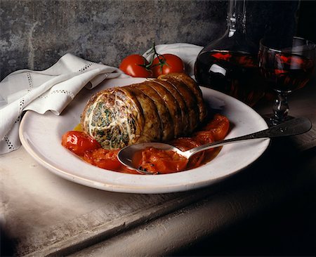 Roast veal with tomatoes Foto de stock - Sin royalties Premium, Código: 652-01666763