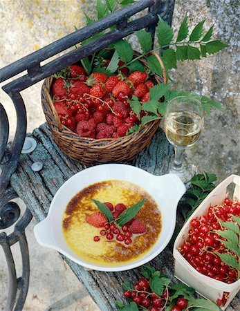 dessert gooseberry - strawberry, redcurrant and raspberry flan Stock Photo - Premium Royalty-Free, Code: 652-01667065