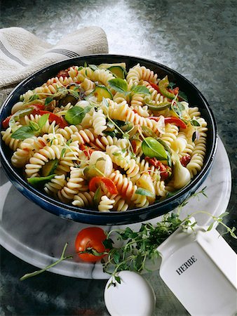 ensaladera - Pâtes torsades aux légumes Photographie de stock - Premium Libres de Droits, Code: 652-01667163