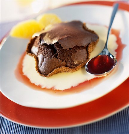 simsearch:652-03633165,k - Tartelette de sucre à la crème avec sauce à l'orange Photographie de stock - Premium Libres de Droits, Code: 652-01667522