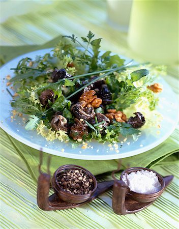 simsearch:652-01668759,k - Walnut and snail salad Stock Photo - Premium Royalty-Free, Code: 652-01667574