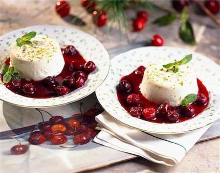 pistachio cream - Blanc manger with sour griotte cherries Stock Photo - Premium Royalty-Free, Code: 652-01667577