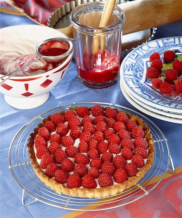 simsearch:652-01666662,k - Raspberry shortbread tart with raspberry coulis Stock Photo - Premium Royalty-Free, Code: 652-01667631