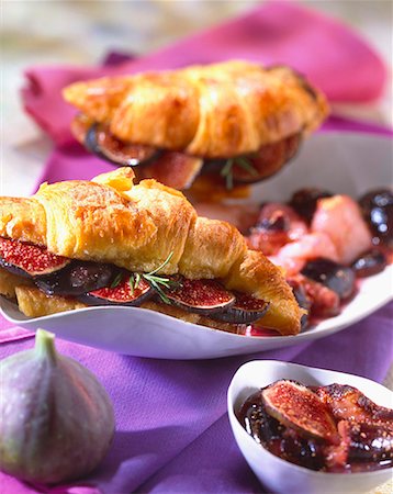 simsearch:652-01668072,k - Croissants filled with figs Foto de stock - Royalty Free Premium, Número: 652-01667663