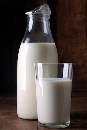 bouteille et verre de lait Photographie de stock - Premium Libres de Droits, Code: 652-01667681