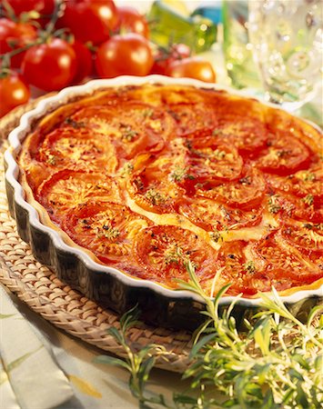 simsearch:652-01667532,k - Tomato savoury tart Foto de stock - Royalty Free Premium, Número: 652-01667753