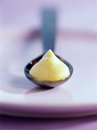 spoon with mustard Foto de stock - Sin royalties Premium, Código: 652-01667836