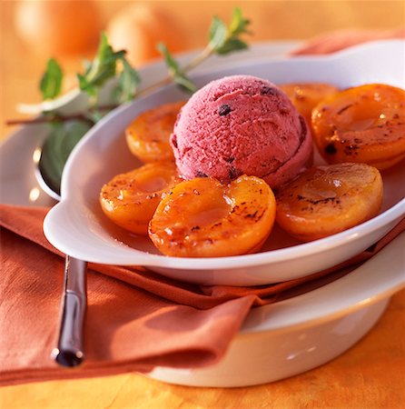 simsearch:652-01668450,k - soupe d'abricot froide avec boule de crème glacée Photographie de stock - Premium Libres de Droits, Code: 652-01667850