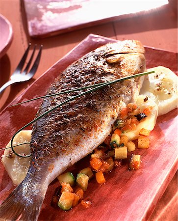 simsearch:652-03801860,k - Grilled sea bream with spices on potatoes Foto de stock - Sin royalties Premium, Código: 652-01667875