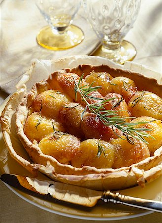 simsearch:652-01666662,k - Rosemary and apricot tart Stock Photo - Premium Royalty-Free, Code: 652-01667934