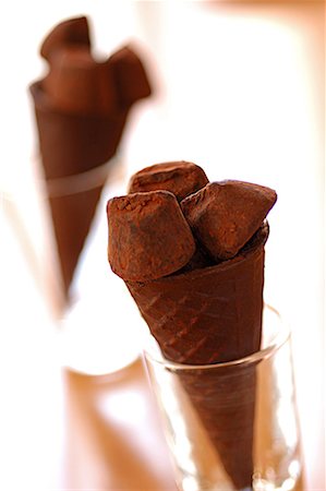 simsearch:652-01669516,k - chocolate cornets with truffles Foto de stock - Sin royalties Premium, Código: 652-01667967