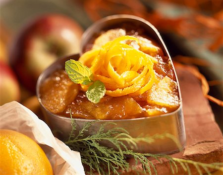 simsearch:652-01668852,k - Pudding de chaud-froid de pomme et orange Photographie de stock - Premium Libres de Droits, Code: 652-01668104