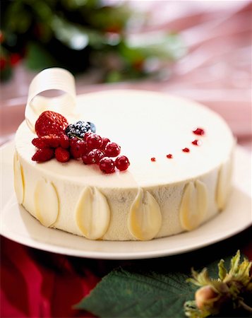 Coconut and summer fruit iced cake Foto de stock - Sin royalties Premium, Código: 652-01668107