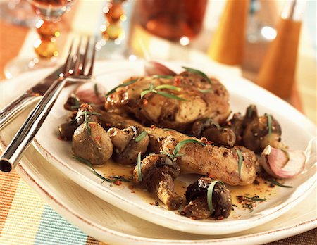 simsearch:652-01666673,k - Braised rabbit with tarragon and mushrooms Foto de stock - Royalty Free Premium, Número: 652-01668446