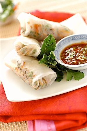 simsearch:652-01667775,k - spring rolls with caramelized flaked salmon Foto de stock - Royalty Free Premium, Número: 652-01668486