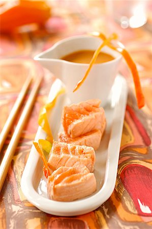 equinoideos - salmon tataki, creamed sea urchin roe Foto de stock - Sin royalties Premium, Código: 652-01668483