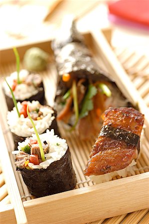 simsearch:652-01666994,k - meat sushi Foto de stock - Royalty Free Premium, Número: 652-01668490