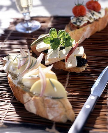 simsearch:652-07655818,k - feta tapenade, menthe et sur du pain de grains de poivre Photographie de stock - Premium Libres de Droits, Code: 652-01668640