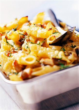 simsearch:652-01668735,k - penne pasta bake with aubergine and chicken Foto de stock - Sin royalties Premium, Código: 652-01668682