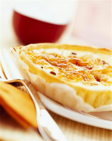 simsearch:652-01668450,k - fromage frais tartelette avec sucre vergeoise Photographie de stock - Premium Libres de Droits, Code: 652-01668699