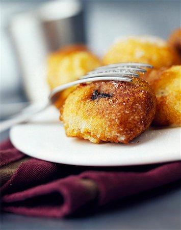 plate of donuts - prune beignets aux amandes Photographie de stock - Premium Libres de Droits, Code: 652-01668704