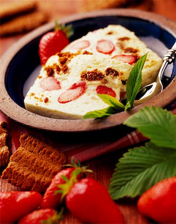 speculoos - mascarpone cream dessert with strawberries and  gingernut biscuits Foto de stock - Sin royalties Premium, Código: 652-01668708