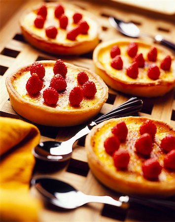 fondant maras strawberry tartlets flavored with honey Foto de stock - Sin royalties Premium, Código: 652-01668714