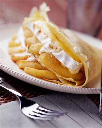 simsearch:652-01668732,k - Crêpe remplie de camembert et pommes de boulangerie Photographie de stock - Premium Libres de Droits, Code: 652-01668724