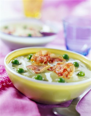 simsearch:652-03802464,k - crème de la soupe aux pois avec bacon croustillant Photographie de stock - Premium Libres de Droits, Code: 652-01668766