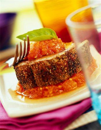 tuna steak with pepper and crushed tomato Foto de stock - Sin royalties Premium, Código: 652-01668769