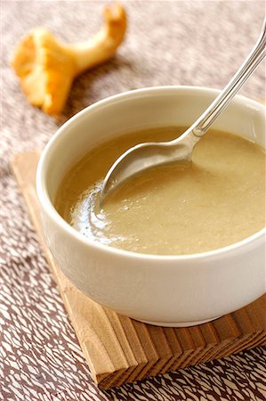 simsearch:652-01668709,k - chanterelle mushroom soup Foto de stock - Sin royalties Premium, Código: 652-01668826