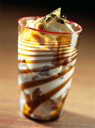 whipped cream with chestnut cream and figs Foto de stock - Sin royalties Premium, Código: 652-01668906