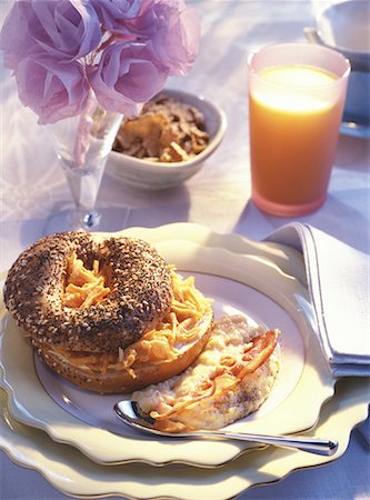 sesame bagel - Scrambled eggs with bacon and cheese bread bun Foto de stock - Sin royalties Premium, Código: 652-01668952