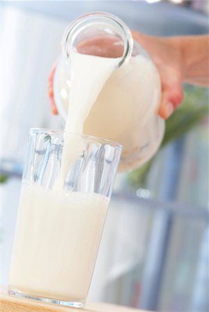 verre et bouteille de lait Photographie de stock - Premium Libres de Droits, Code: 652-01668962