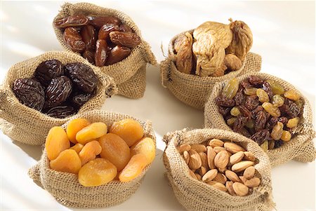 simsearch:652-01670100,k - dried fruit Fotografie stock - Premium Royalty-Free, Codice: 652-01669005